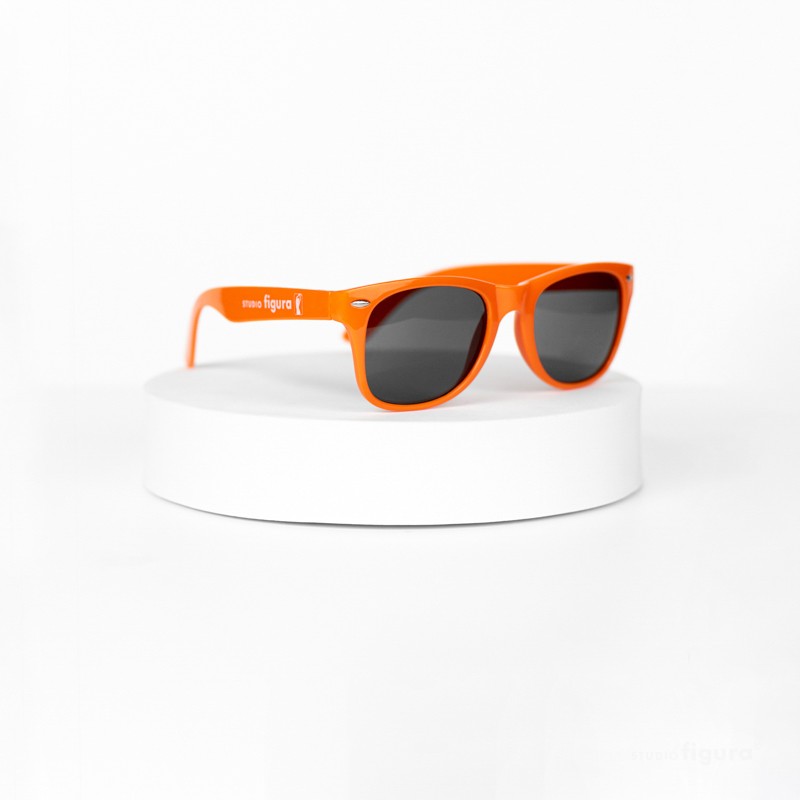 pomarańczowe okulary przeciwsłoneczne logo studio figura gadżet letni